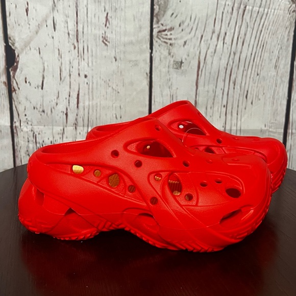 CROCS Shoes - CROCS CAGED CLOG Red platform Clogs in size 7